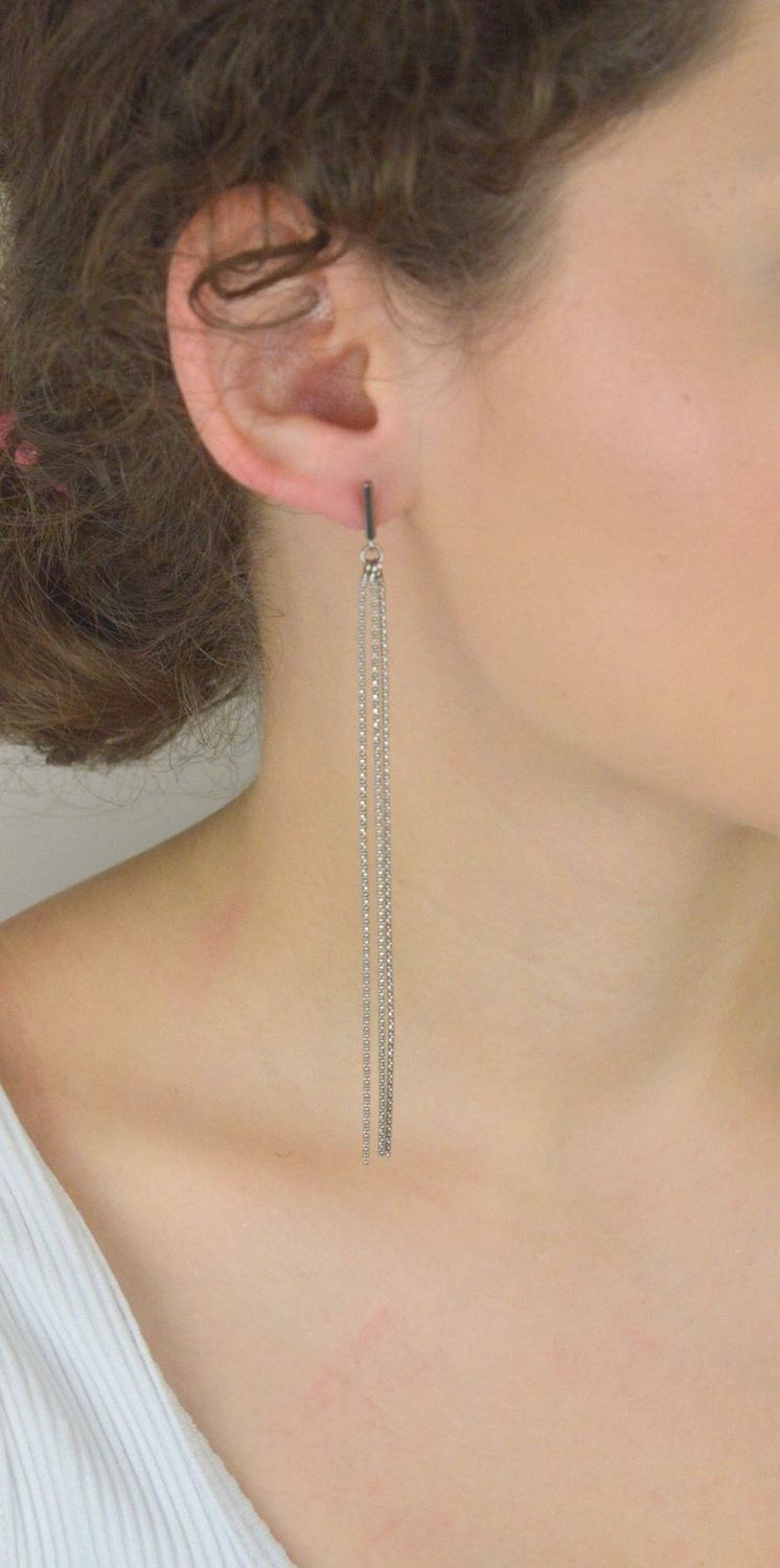 Kolczyki damskie srebrne 925 OR RM 20867 053 z trzema łańcuszkami. Długość 12 cm, zapięcie na sztyft, waga 3,60 g. Eleganckie, długie kolczyki na specjalne okazje.1.jpg